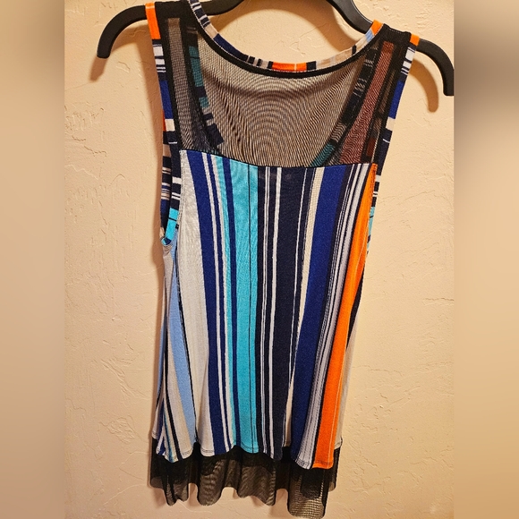 Jennifer Lopez sleeveless top - Picture 2 of 8